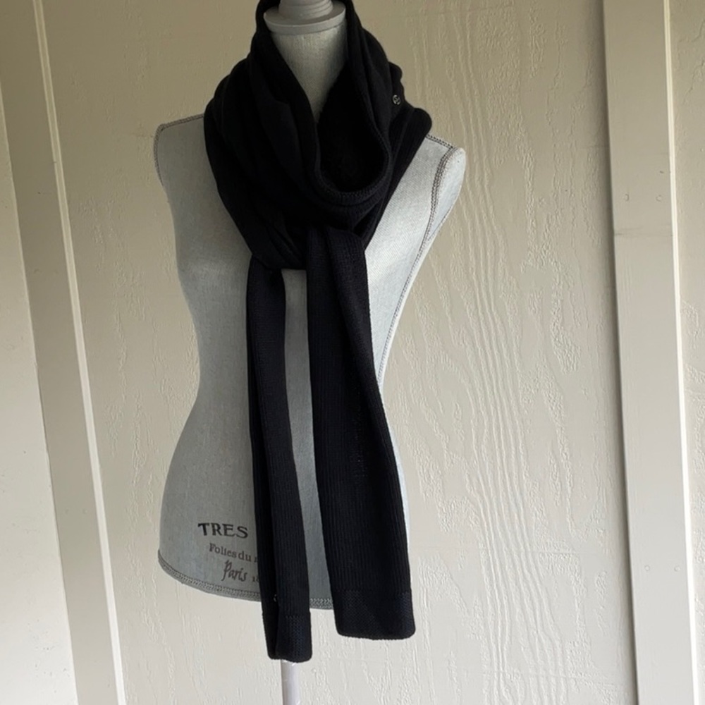 Lululemon Black Two Piece Scarf. Cowl neck with detachable knit scarf. Love Love